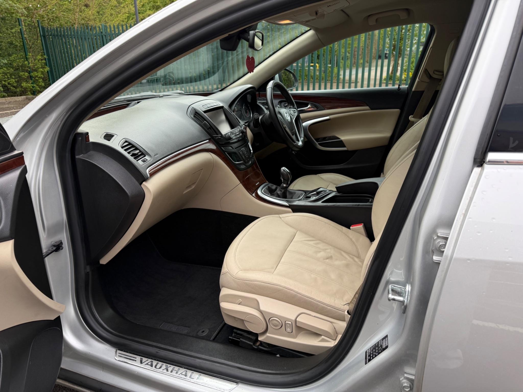 Vauxhall Insignia 2.0 CDTi ecoFLEX Elite Nav Sports Tourer Euro 5 (s/s) 5dr — photo 30 of 75