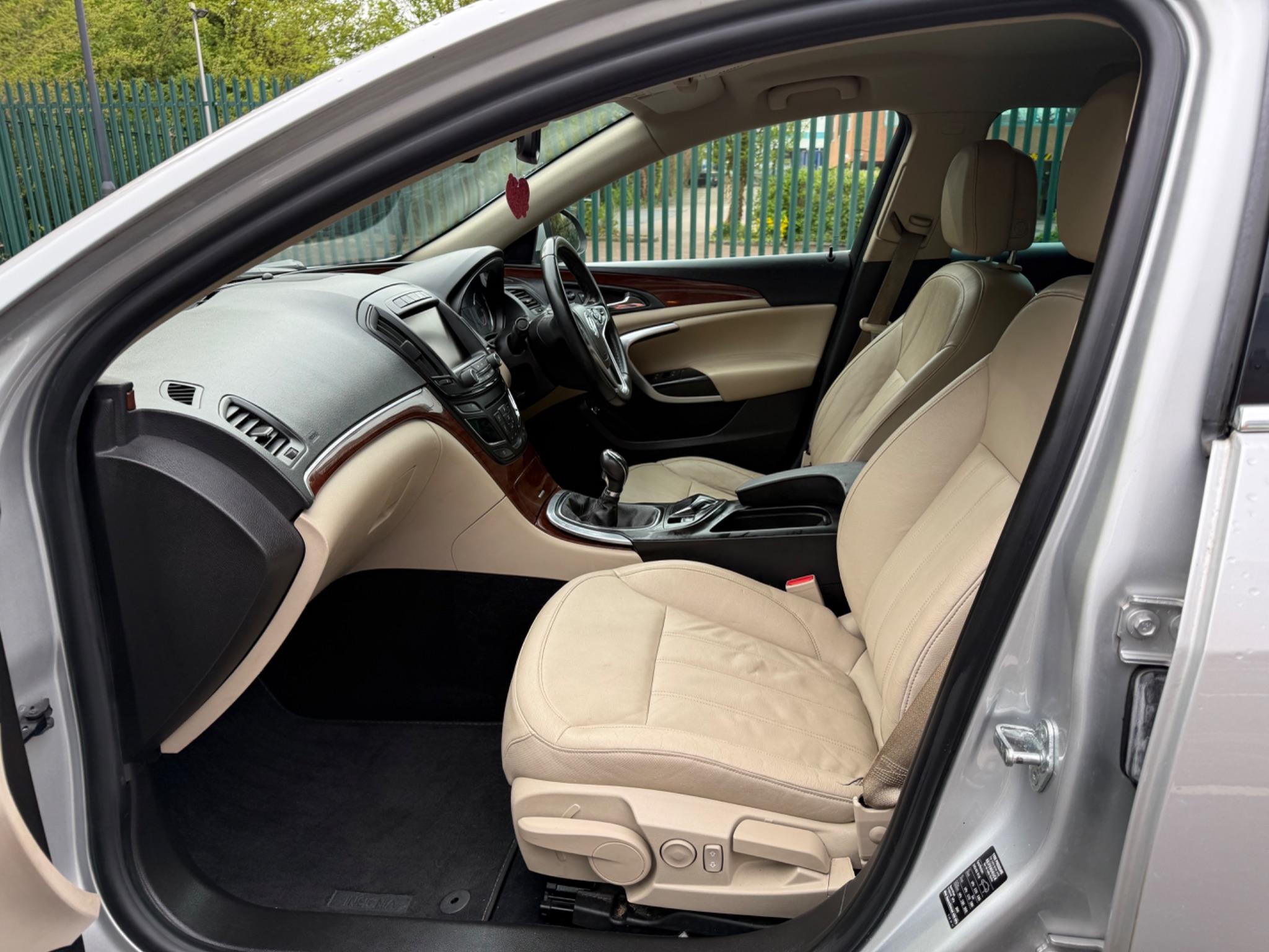 Vauxhall Insignia 2.0 CDTi ecoFLEX Elite Nav Sports Tourer Euro 5 (s/s) 5dr — photo 33 of 75