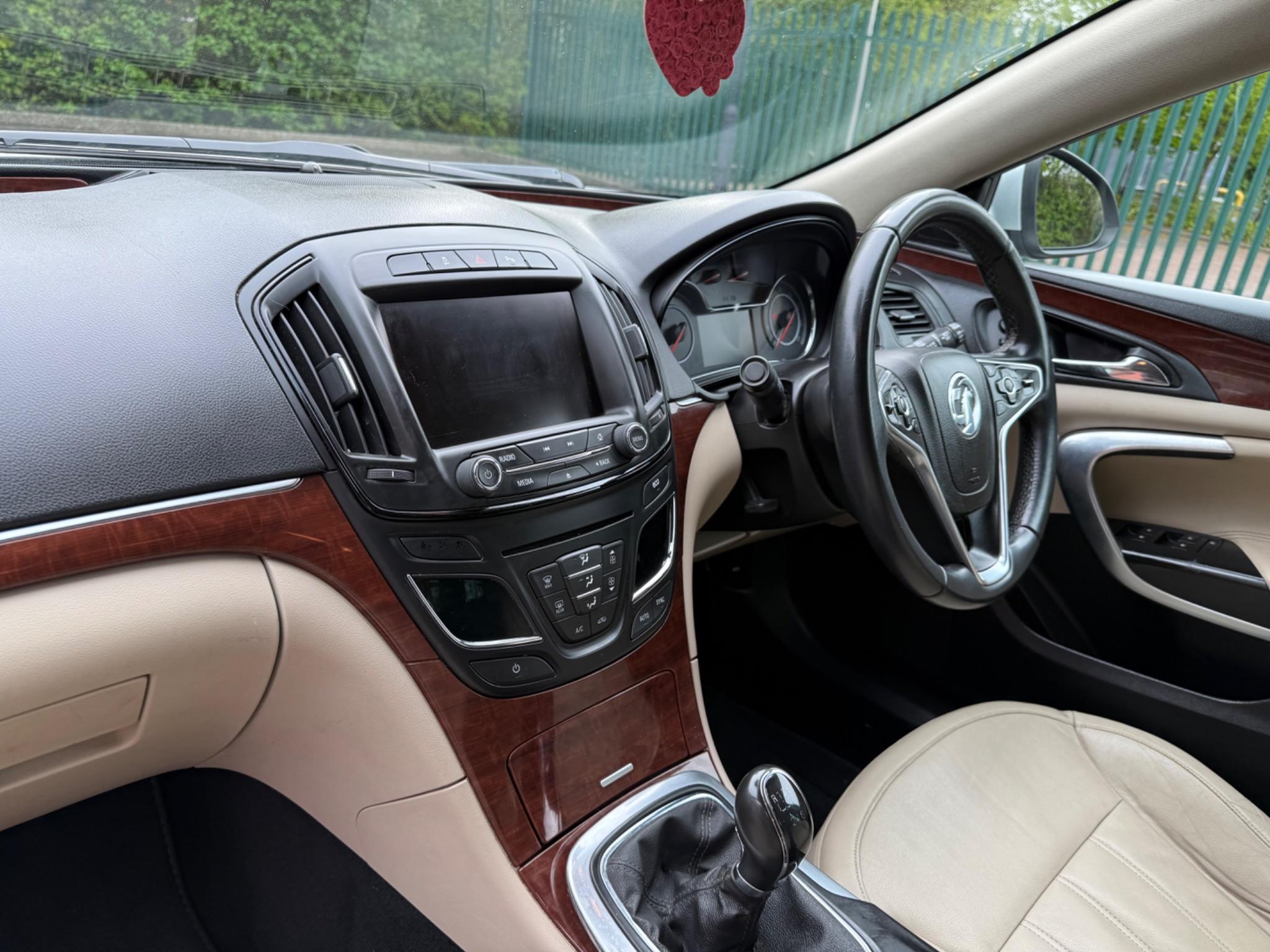 Vauxhall Insignia 2.0 CDTi ecoFLEX Elite Nav Sports Tourer Euro 5 (s/s) 5dr — photo 39 of 75