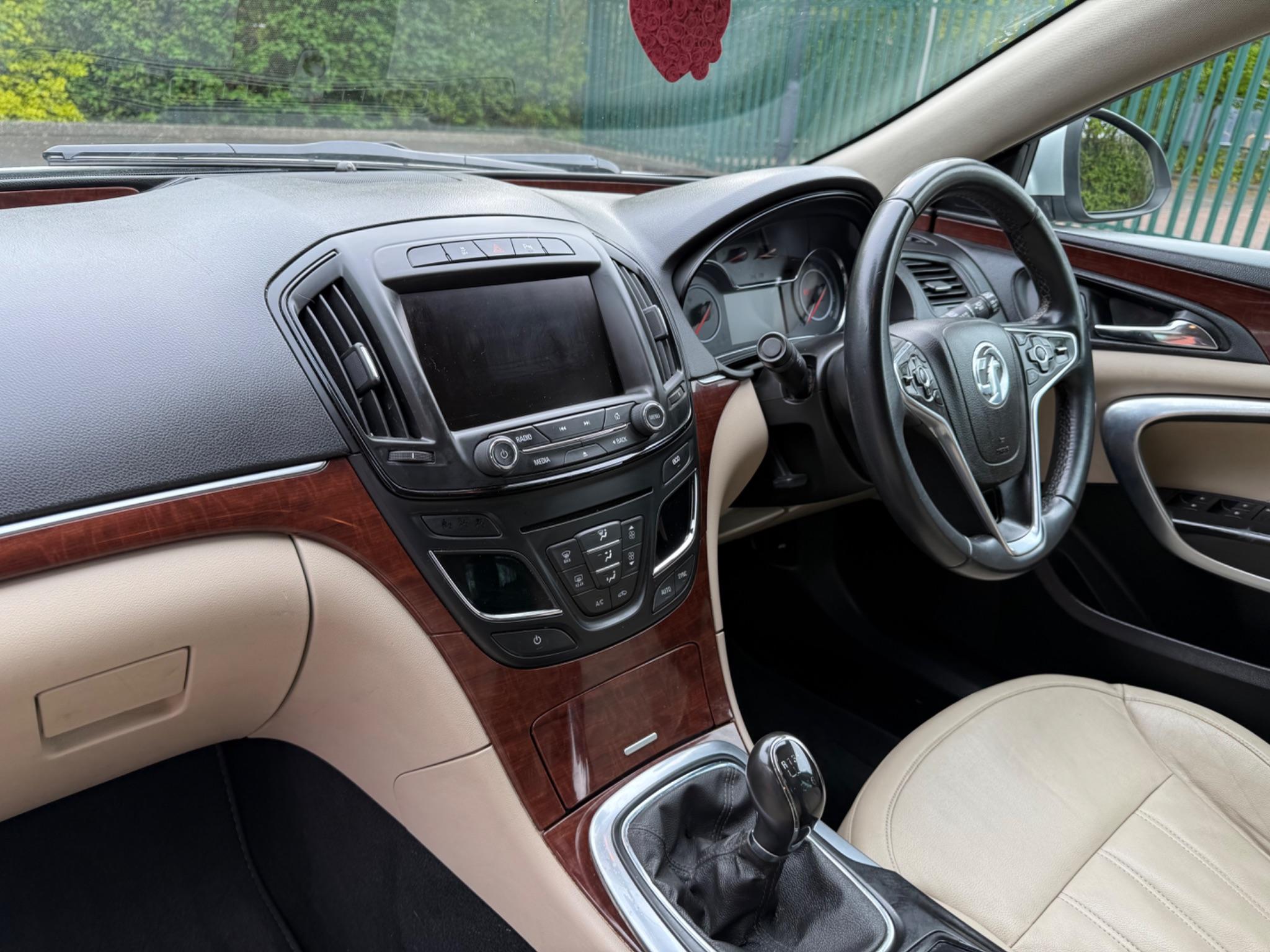 Vauxhall Insignia 2.0 CDTi ecoFLEX Elite Nav Sports Tourer Euro 5 (s/s) 5dr — photo 40 of 75