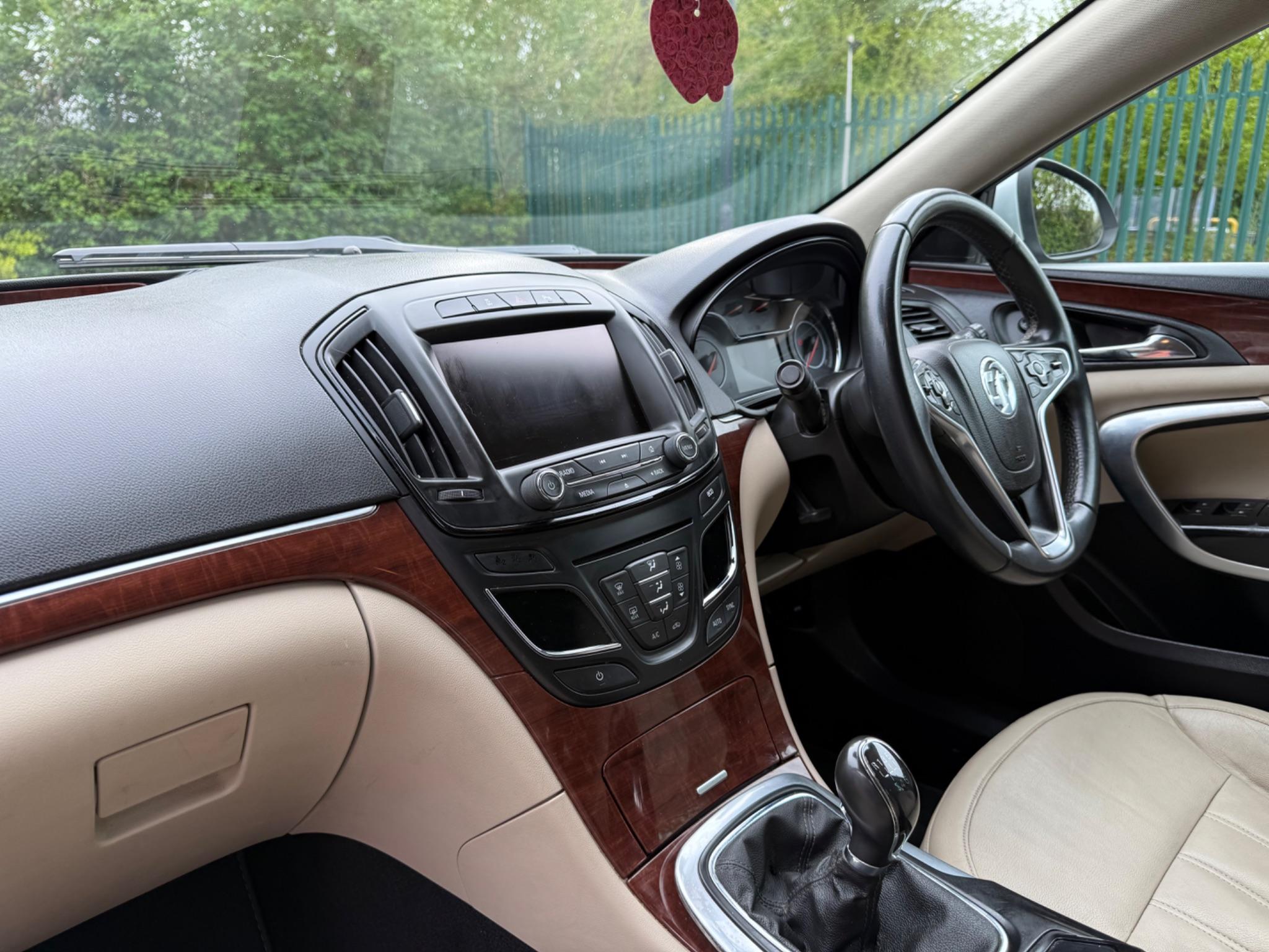 Vauxhall Insignia 2.0 CDTi ecoFLEX Elite Nav Sports Tourer Euro 5 (s/s) 5dr — photo 41 of 75