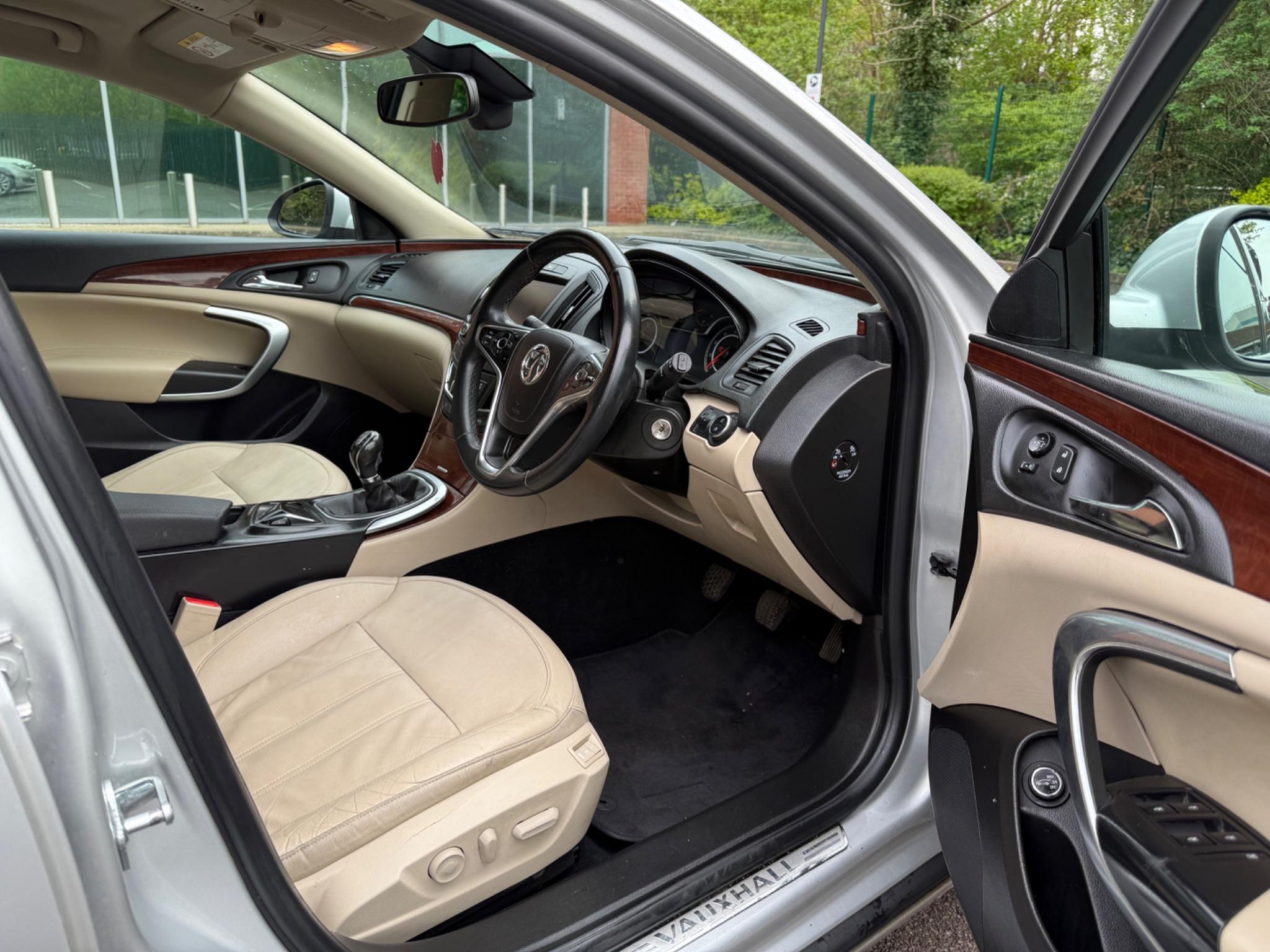 Vauxhall Insignia 2.0 CDTi ecoFLEX Elite Nav Sports Tourer Euro 5 (s/s) 5dr — photo 45 of 75