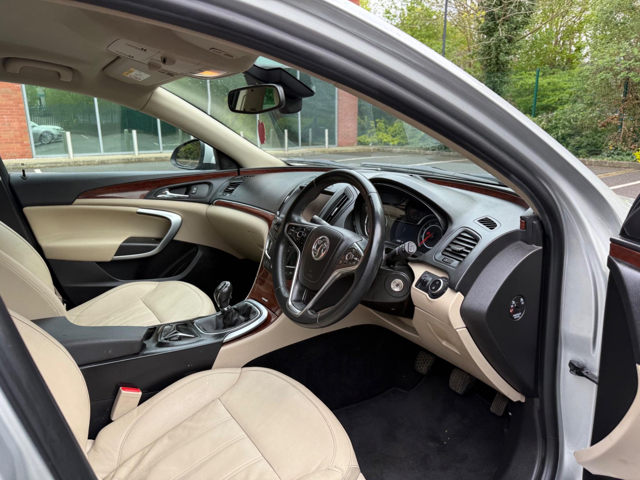 Vauxhall Insignia 2.0 CDTi ecoFLEX Elite Nav Sports Tourer Euro 5 (s/s) 5dr — photo 46 of 75