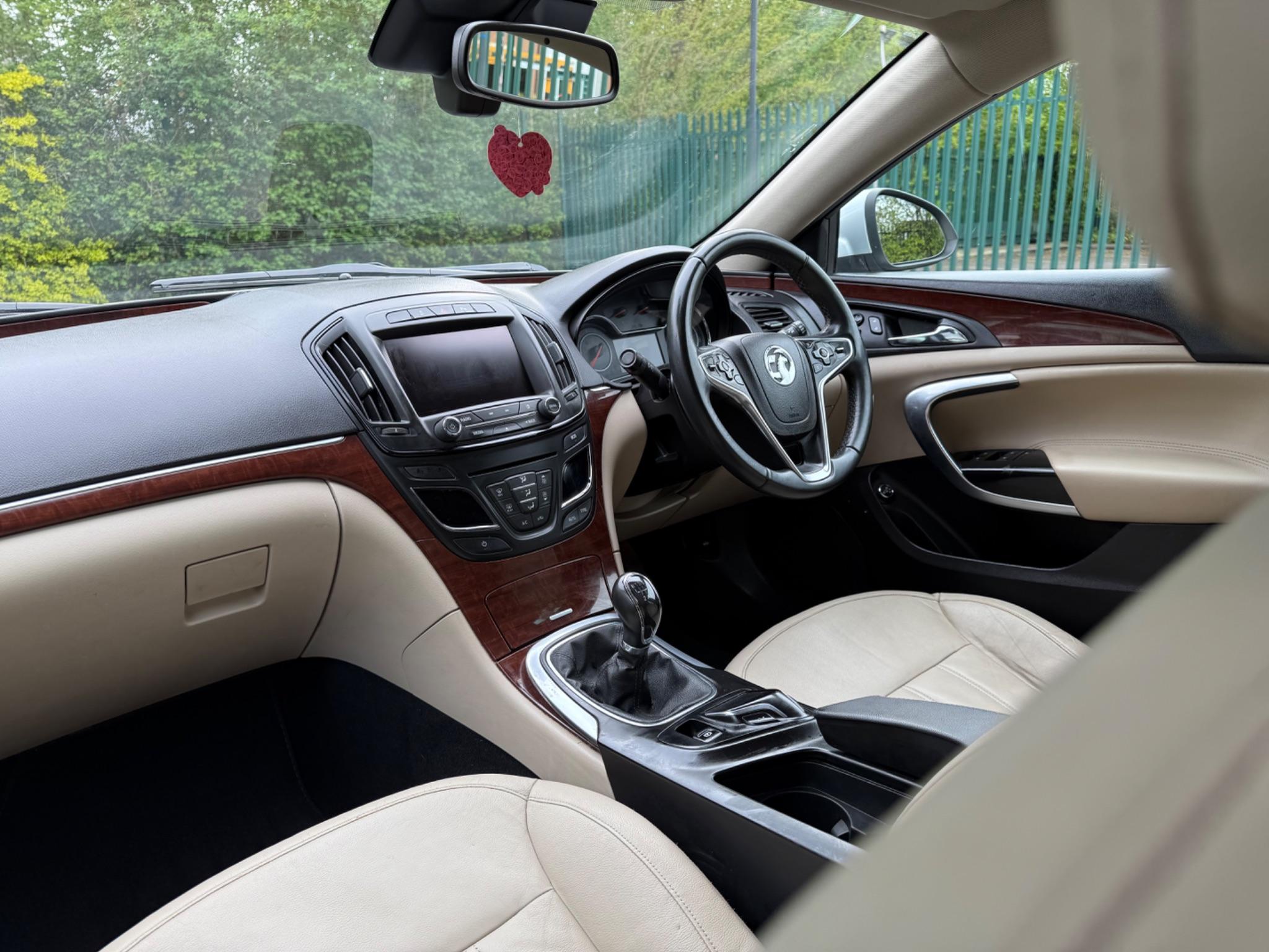 Vauxhall Insignia 2.0 CDTi ecoFLEX Elite Nav Sports Tourer Euro 5 (s/s) 5dr — photo 69 of 75