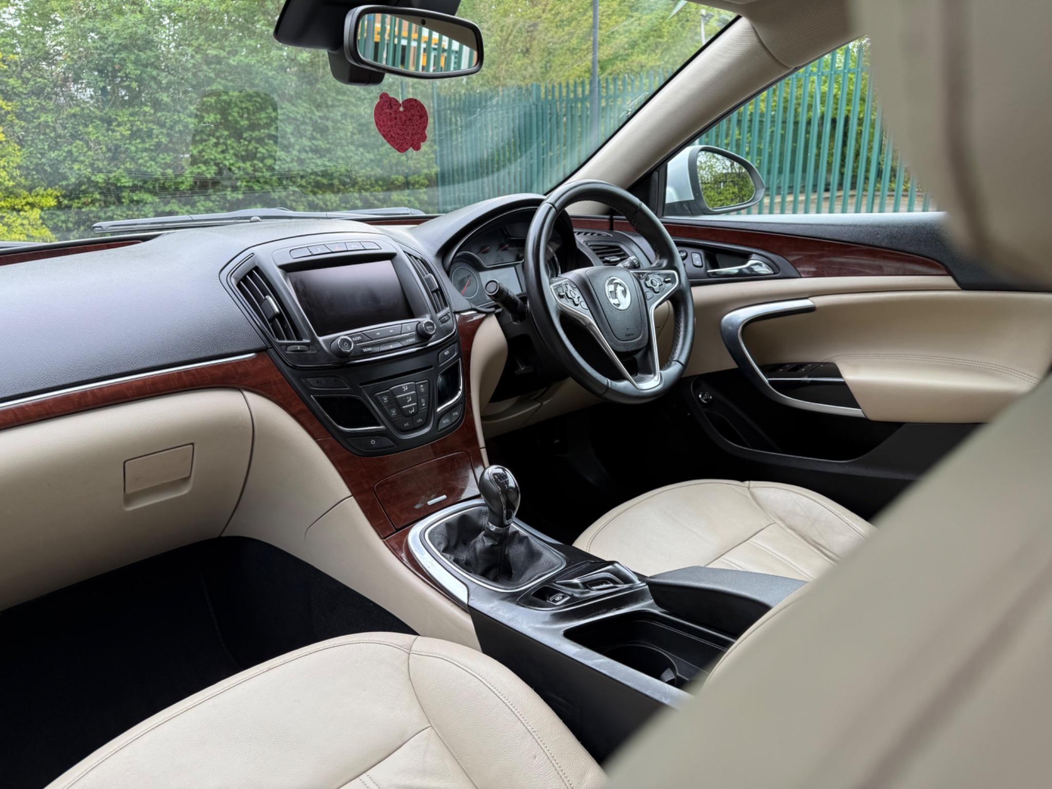 Vauxhall Insignia 2.0 CDTi ecoFLEX Elite Nav Sports Tourer Euro 5 (s/s) 5dr — photo 70 of 75