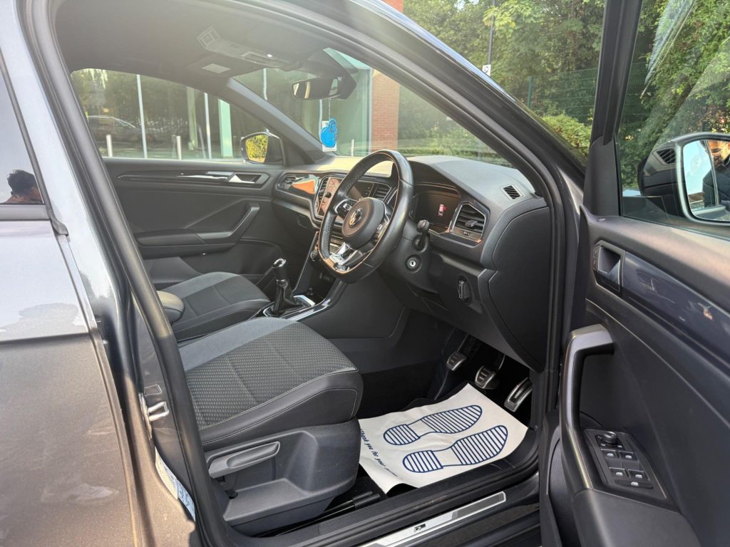 Volkswagen T-Roc 1.5 TSI EVO R-Line Euro 6 (s/s) 5dr — photo 32 of 48
