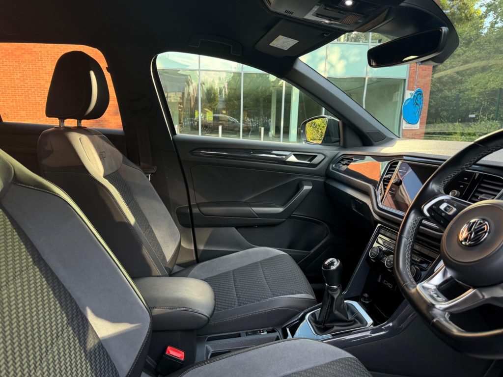 Volkswagen T-Roc 1.5 TSI EVO R-Line Euro 6 (s/s) 5dr — photo 38 of 48