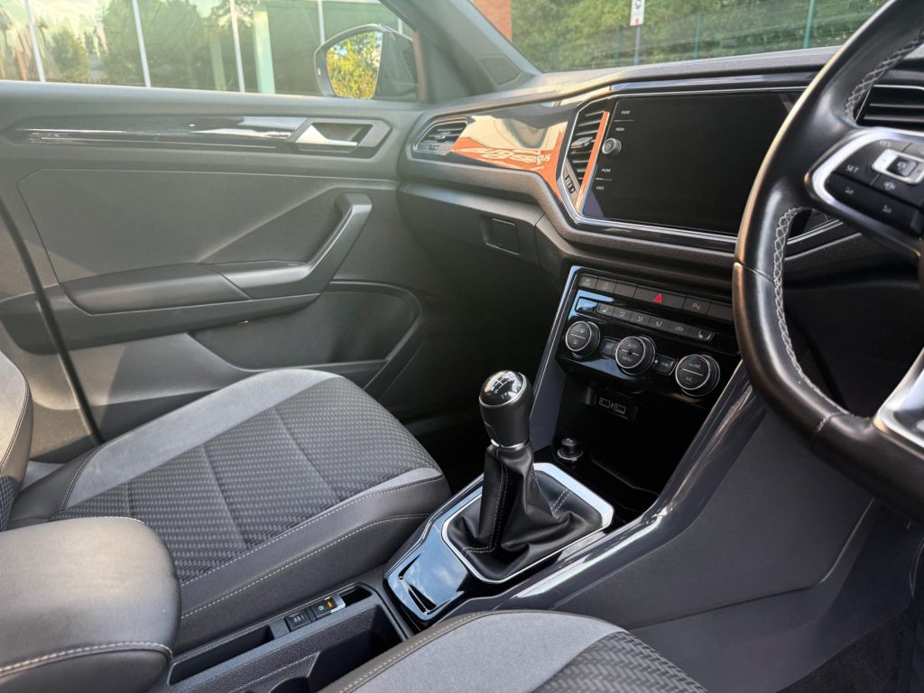 Volkswagen T-Roc 1.5 TSI EVO R-Line Euro 6 (s/s) 5dr — photo 39 of 48