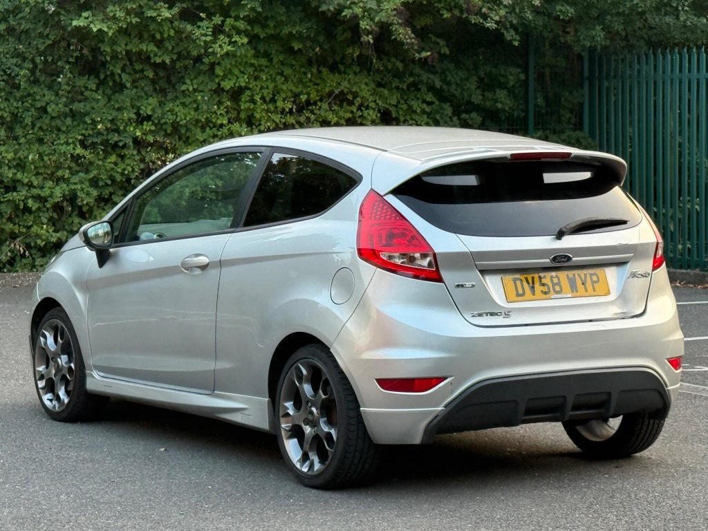 Ford Fiesta 1.6 TDCi Zetec S 3dr — photo 12 of 46