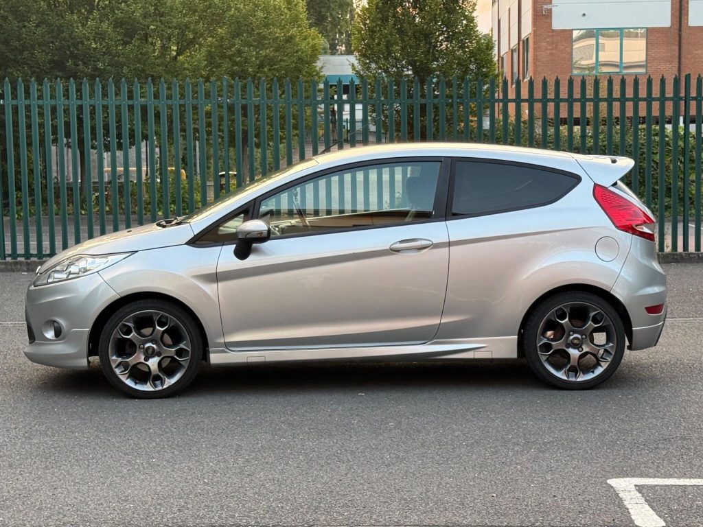 Ford Fiesta 1.6 TDCi Zetec S 3dr — photo 16 of 46