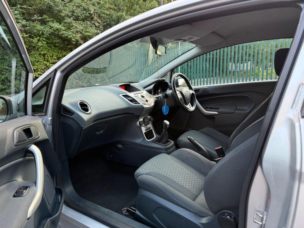Ford Fiesta 1.6 TDCi Zetec S 3dr — photo 25 of 46