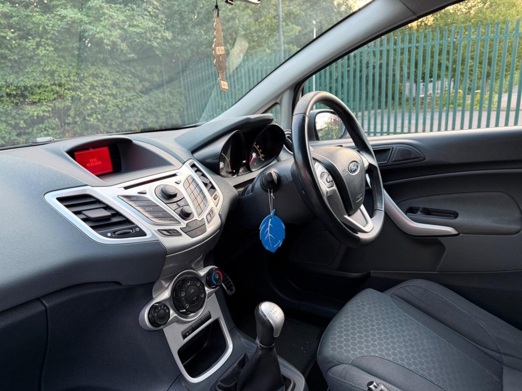 Ford Fiesta 1.6 TDCi Zetec S 3dr — photo 27 of 46