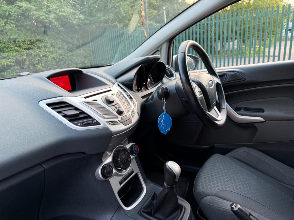Ford Fiesta 1.6 TDCi Zetec S 3dr — photo 28 of 46