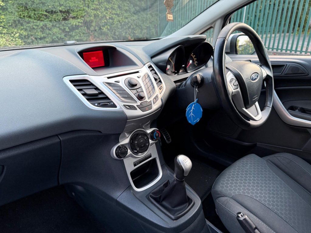 Ford Fiesta 1.6 TDCi Zetec S 3dr — photo 30 of 46