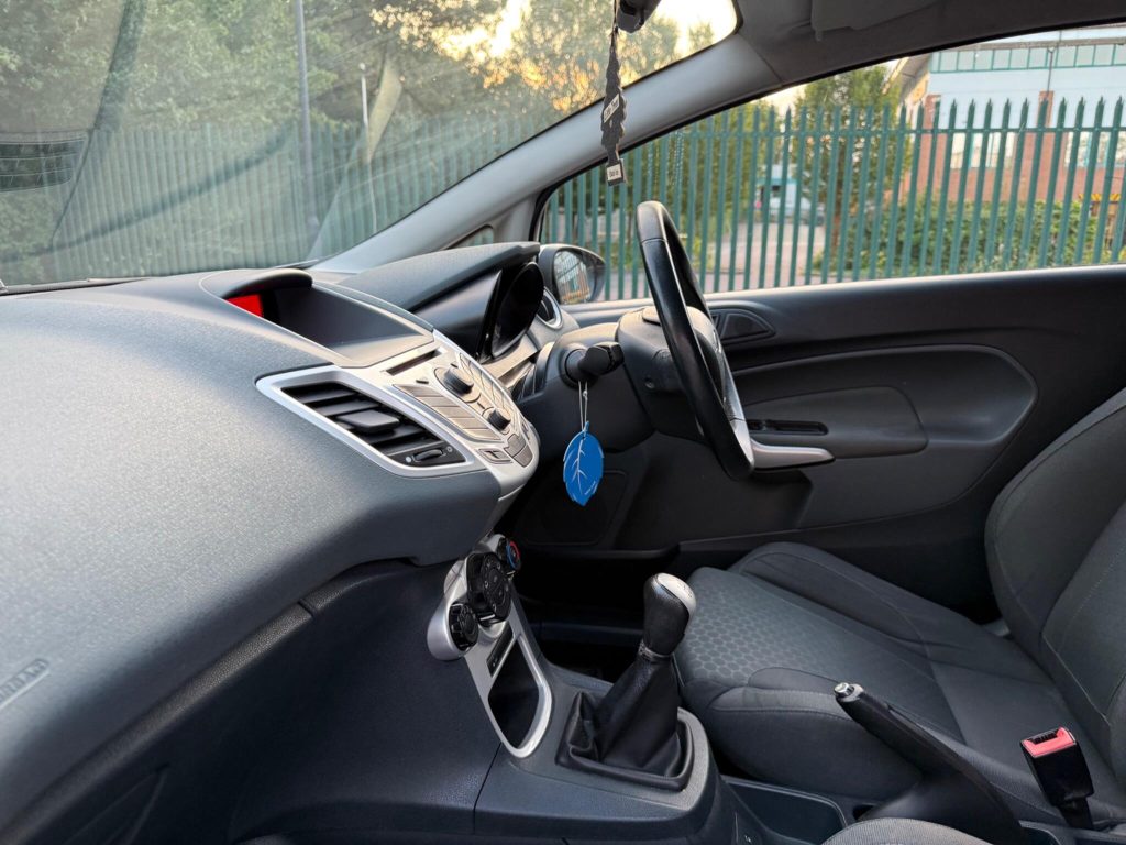 Ford Fiesta 1.6 TDCi Zetec S 3dr — photo 31 of 46
