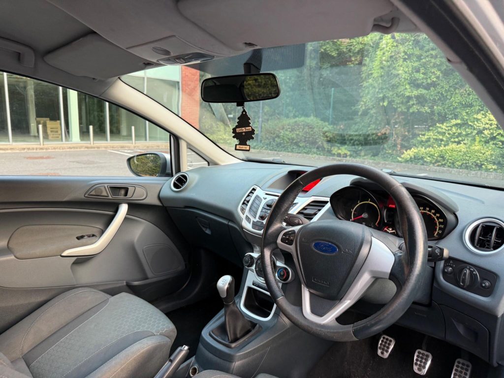 Ford Fiesta 1.6 TDCi Zetec S 3dr — photo 35 of 46