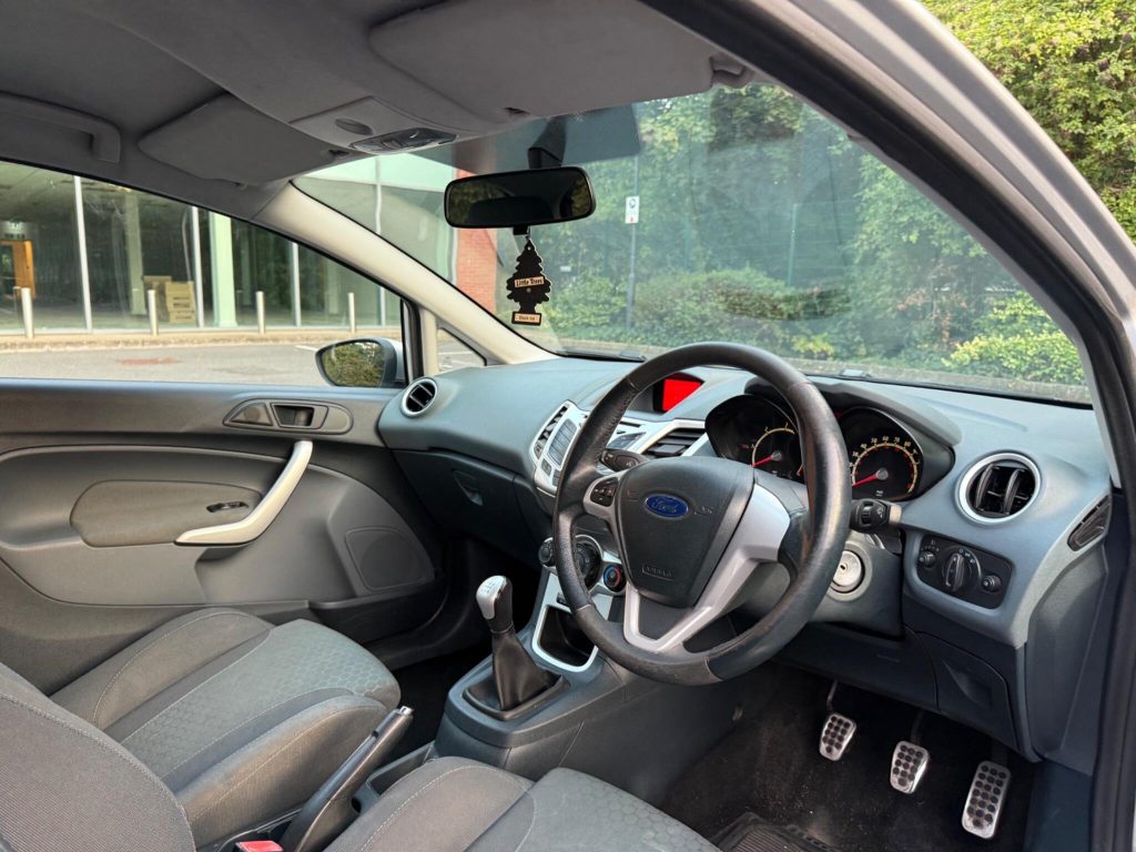 Ford Fiesta 1.6 TDCi Zetec S 3dr — photo 36 of 46