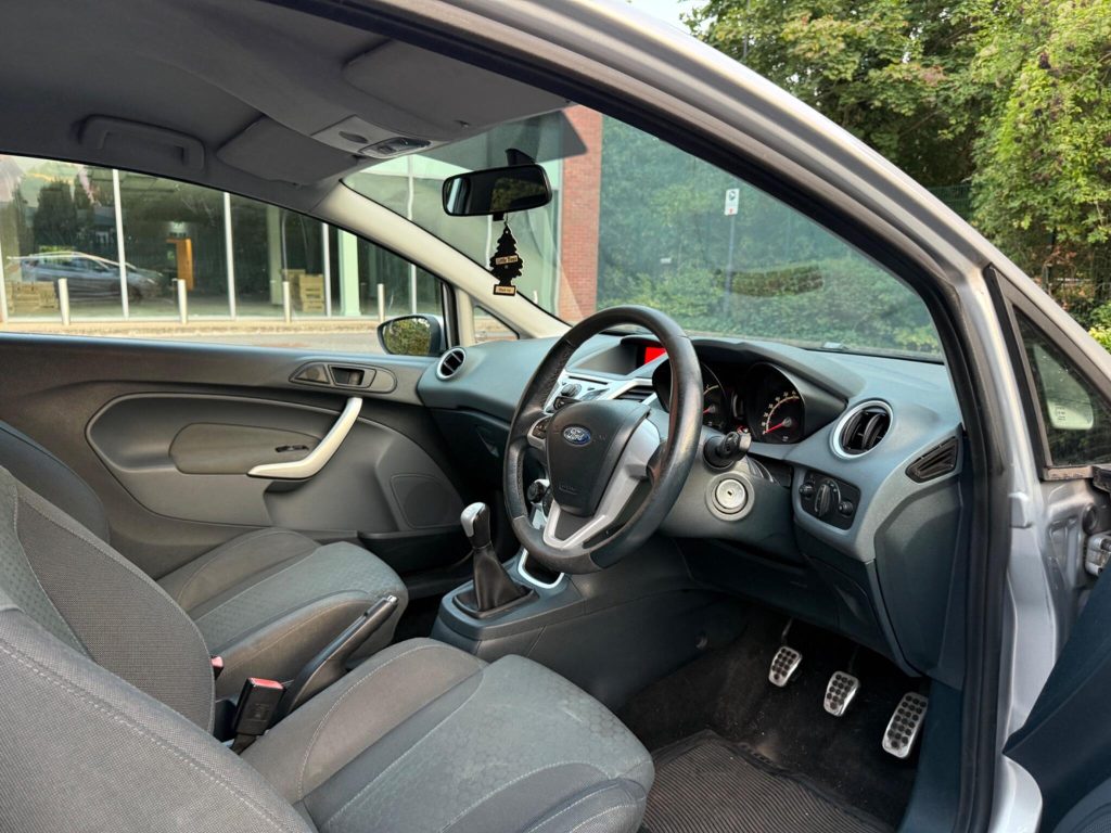 Ford Fiesta 1.6 TDCi Zetec S 3dr — photo 37 of 46