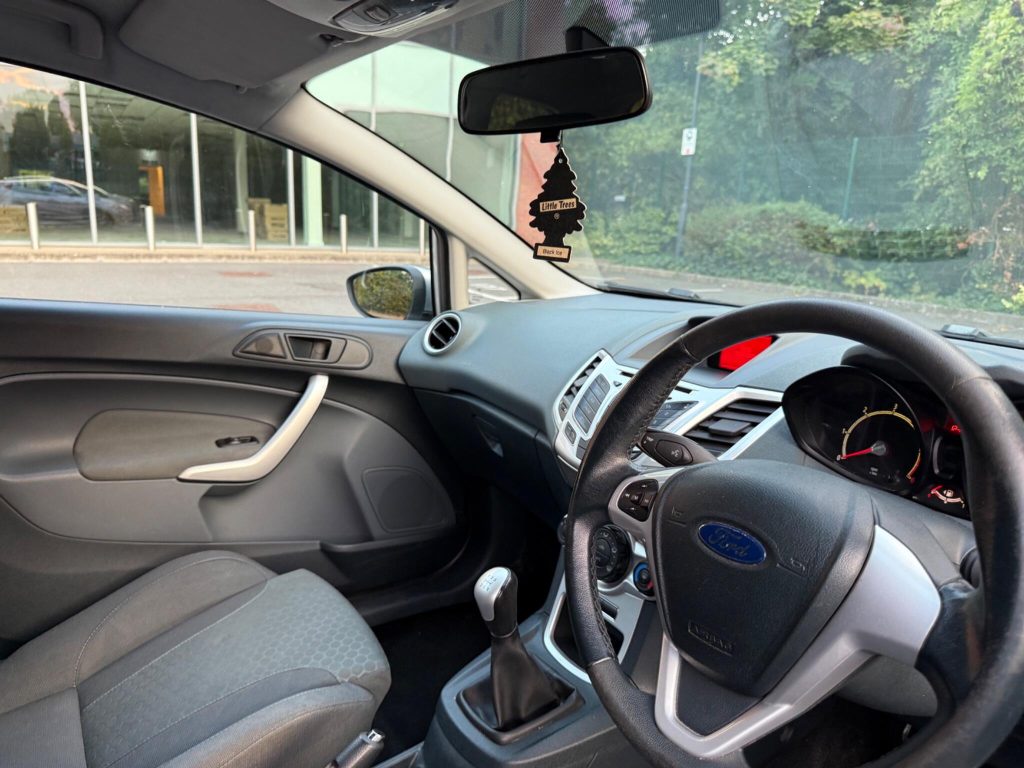 Ford Fiesta 1.6 TDCi Zetec S 3dr — photo 38 of 46