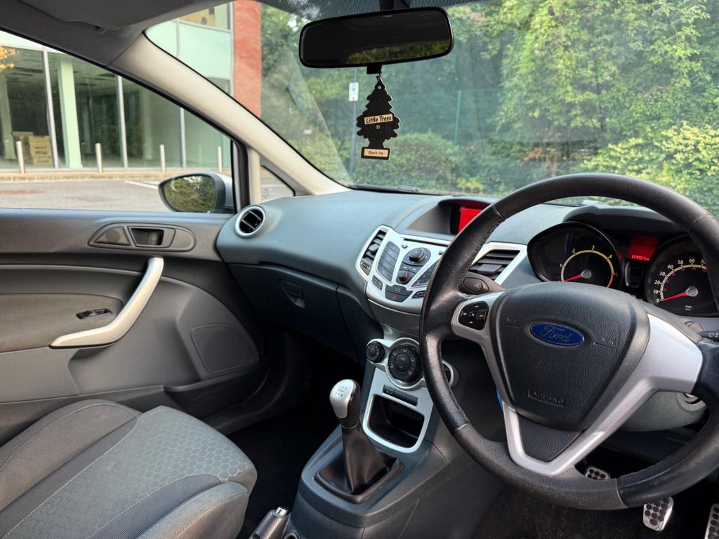 Ford Fiesta 1.6 TDCi Zetec S 3dr — photo 39 of 46