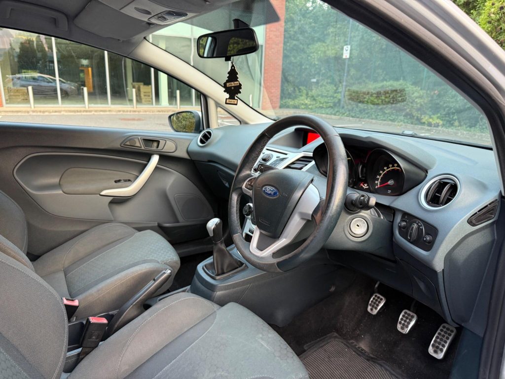 Ford Fiesta 1.6 TDCi Zetec S 3dr — photo 43 of 46