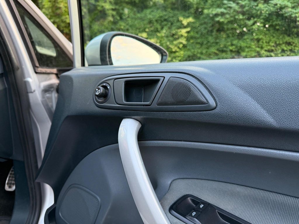 Ford Fiesta 1.6 TDCi Zetec S 3dr — photo 45 of 46