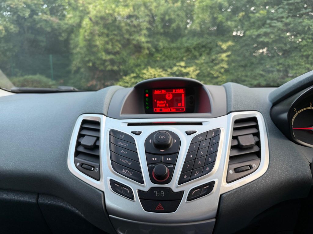 Ford Fiesta 1.6 TDCi Zetec S 3dr — photo 46 of 46
