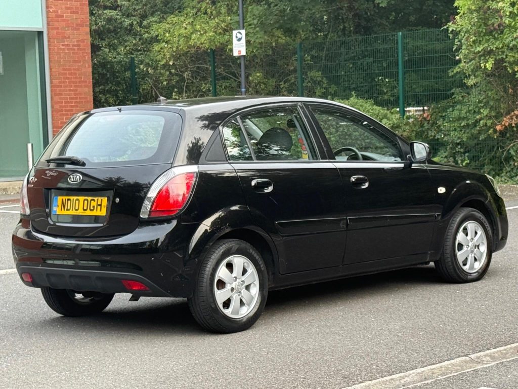 Kia Rio 1.4 Strike 5dr — photo 9 of 42