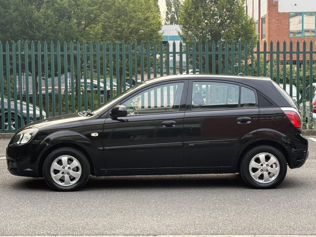 Kia Rio 1.4 Strike 5dr — photo 12 of 42