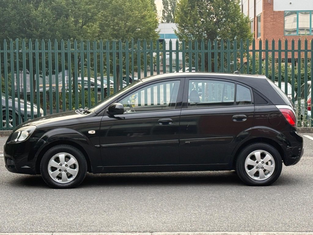 Kia Rio 1.4 Strike 5dr — photo 14 of 42
