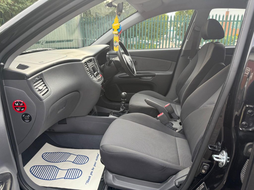 Kia Rio 1.4 Strike 5dr — photo 17 of 42