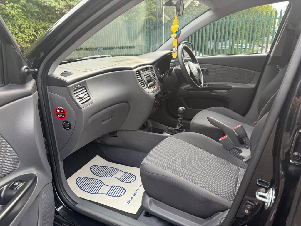 Kia Rio 1.4 Strike 5dr — photo 18 of 42