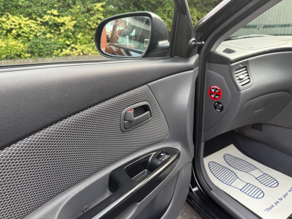 Kia Rio 1.4 Strike 5dr — photo 22 of 42