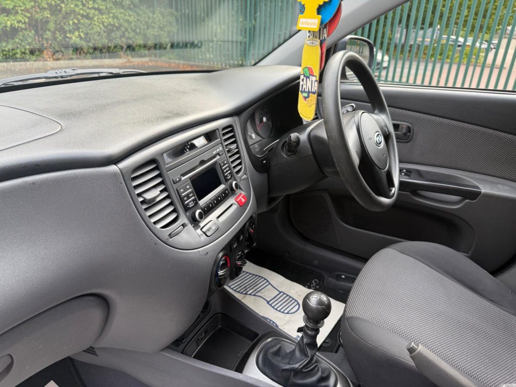 Kia Rio 1.4 Strike 5dr — photo 24 of 42