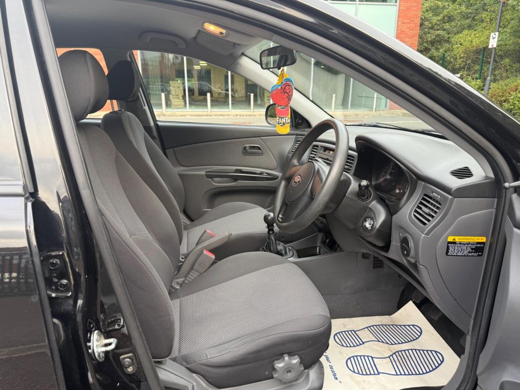 Kia Rio 1.4 Strike 5dr — photo 27 of 42