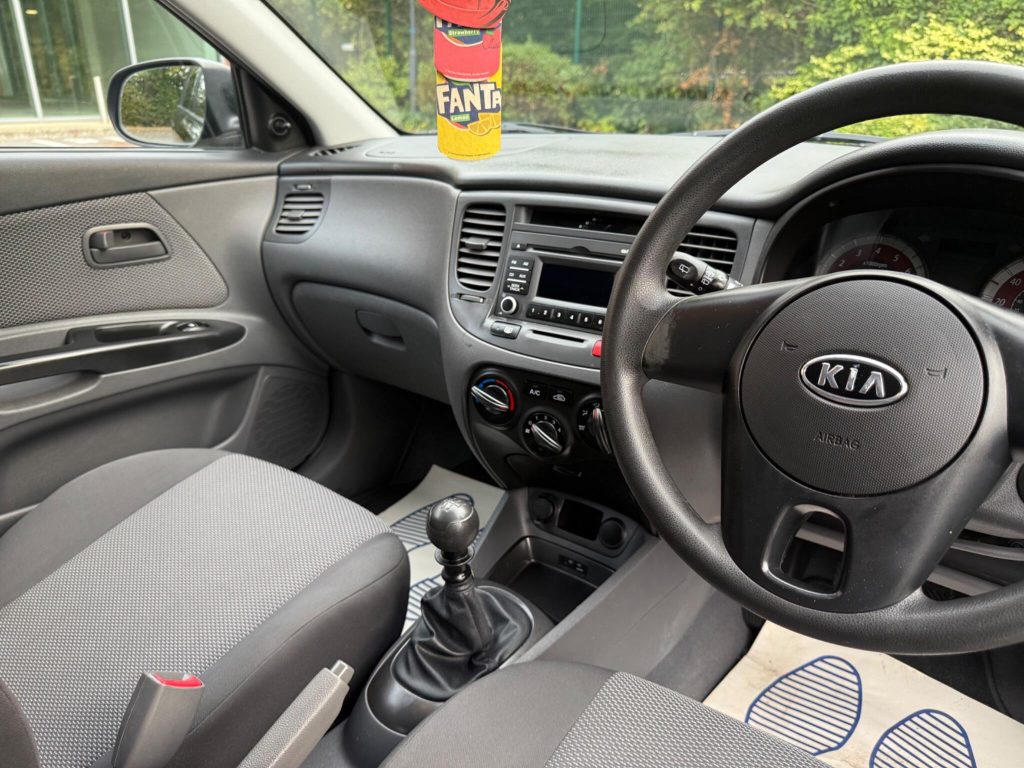 Kia Rio 1.4 Strike 5dr — photo 28 of 42