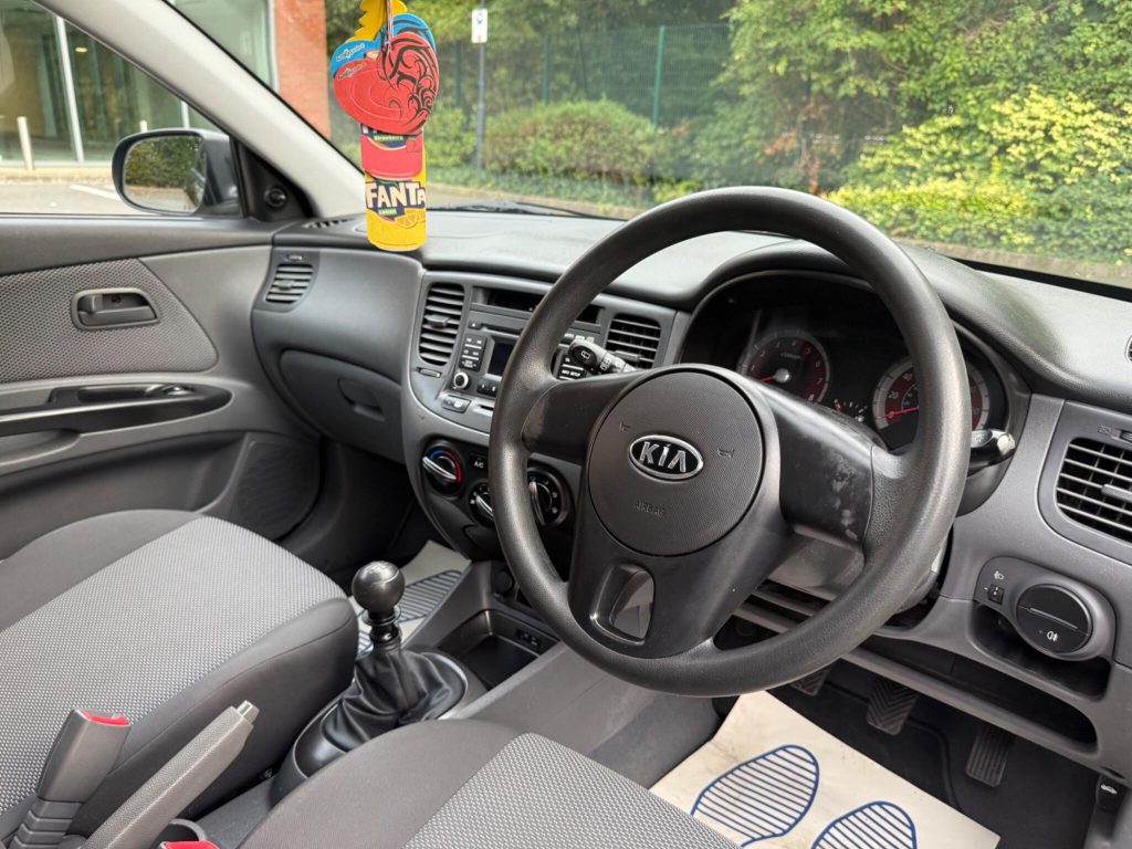 Kia Rio 1.4 Strike 5dr — photo 29 of 42