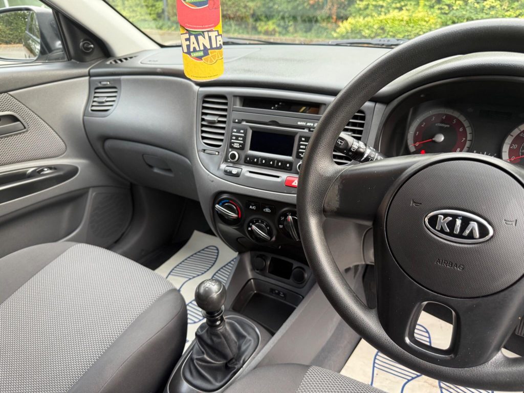 Kia Rio 1.4 Strike 5dr — photo 31 of 42