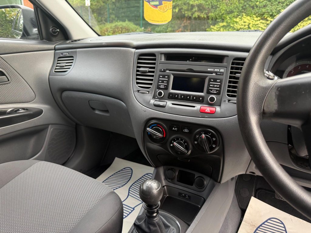 Kia Rio 1.4 Strike 5dr — photo 32 of 42
