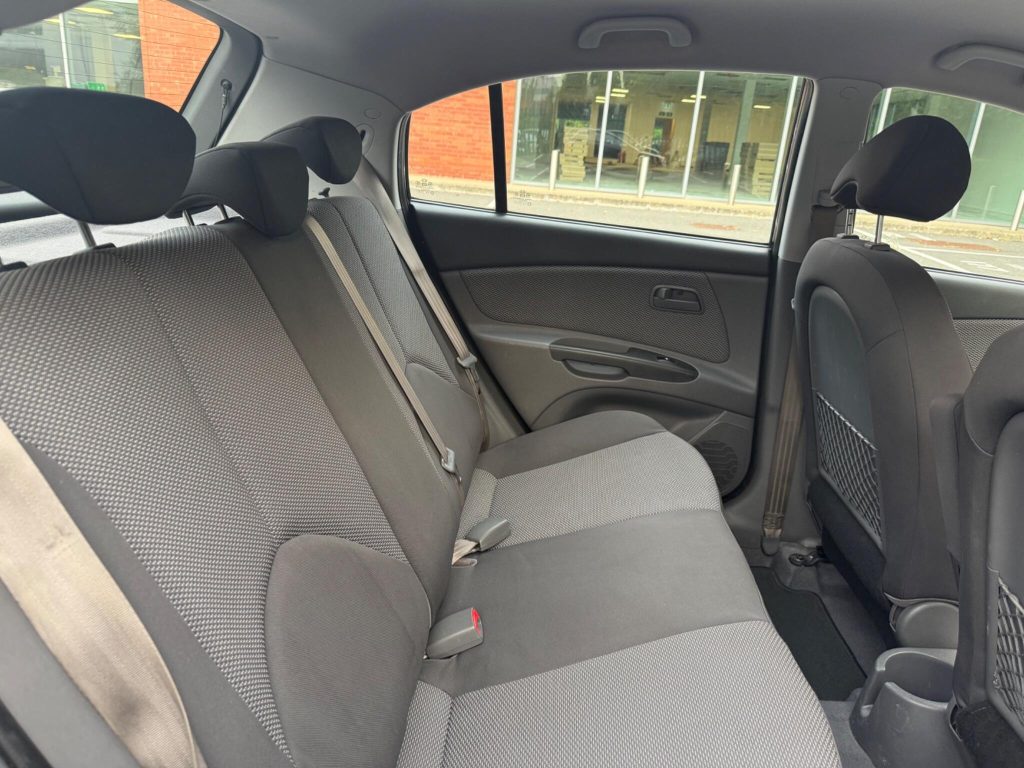 Kia Rio 1.4 Strike 5dr — photo 34 of 42