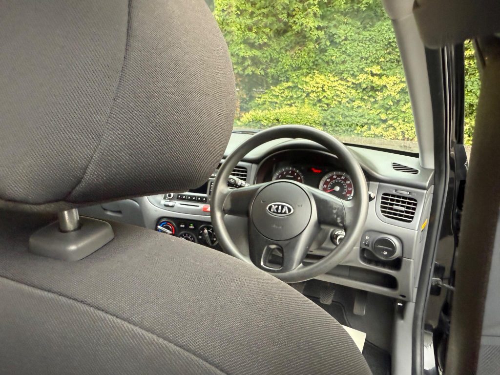 Kia Rio 1.4 Strike 5dr — photo 37 of 42