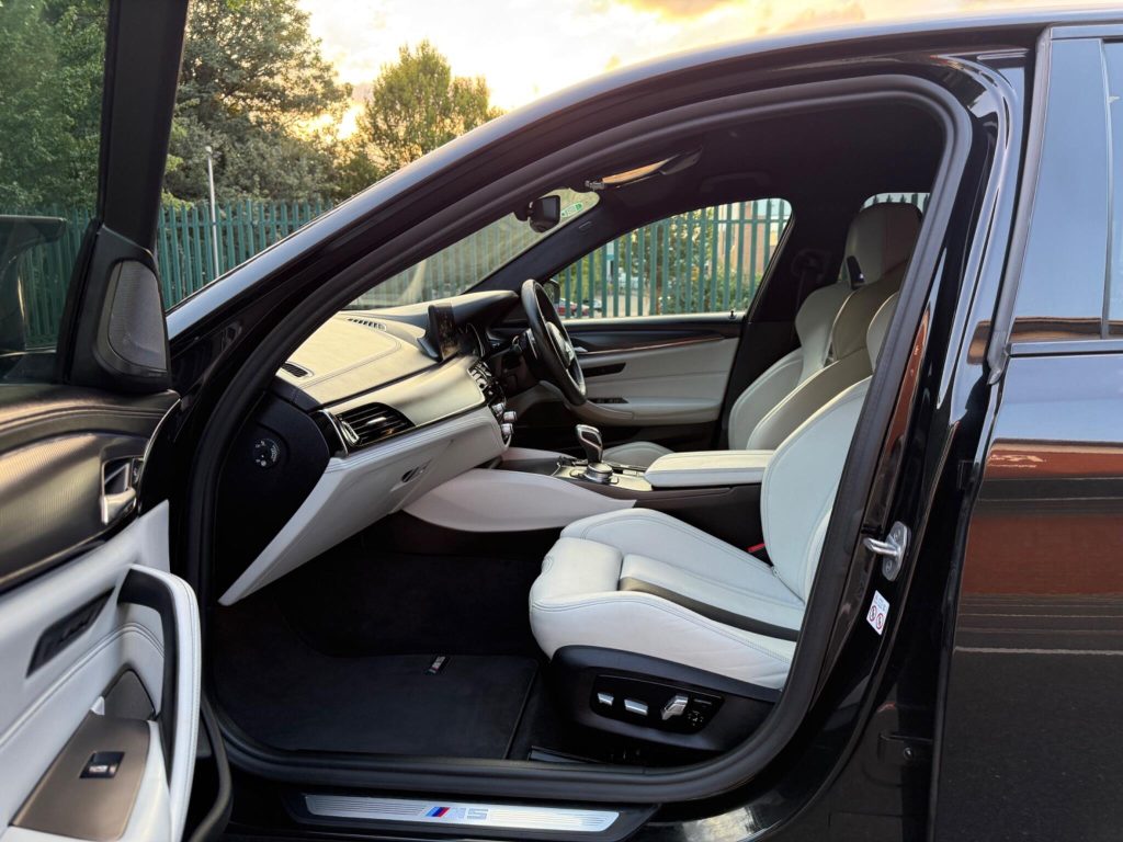 BMW M5 4.4i V8 Competition Steptronic xDrive Euro 6 (s/s) 4dr — photo 57 of 93