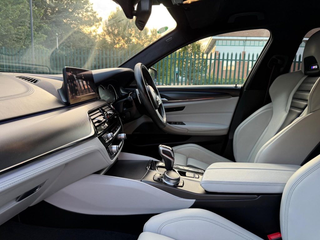 BMW M5 4.4i V8 Competition Steptronic xDrive Euro 6 (s/s) 4dr — photo 63 of 93