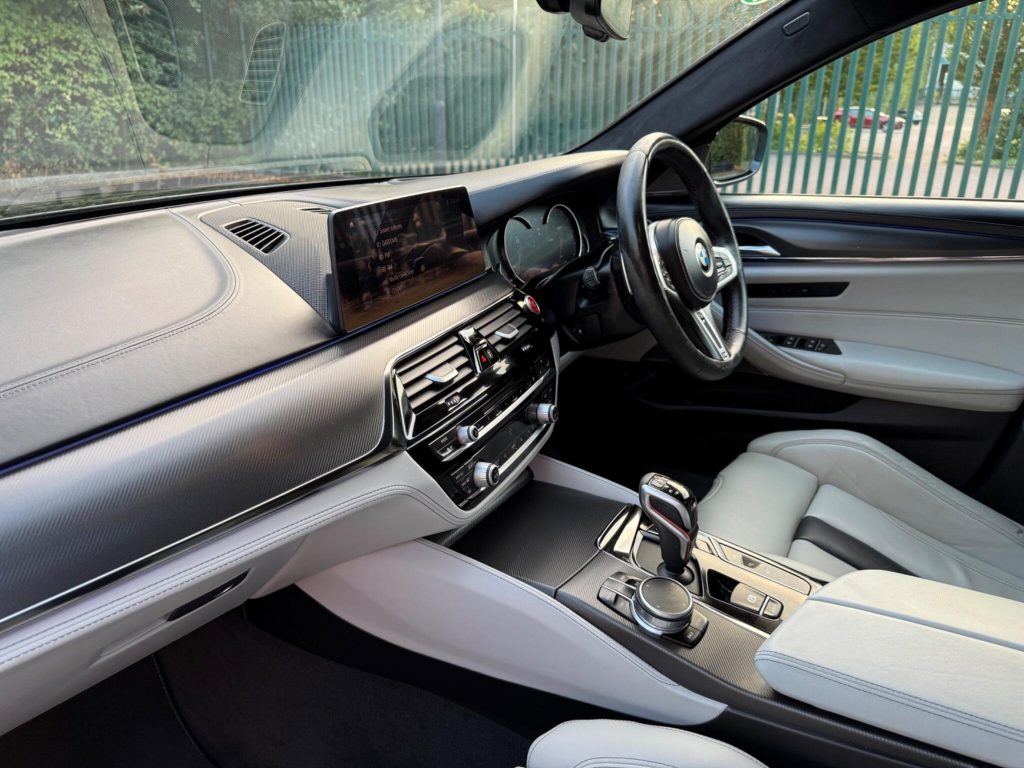 BMW M5 4.4i V8 Competition Steptronic xDrive Euro 6 (s/s) 4dr — photo 64 of 93