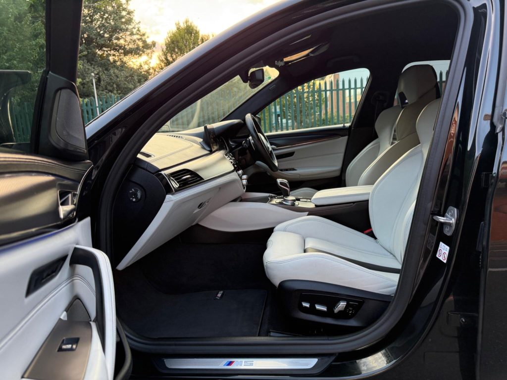 BMW M5 4.4i V8 Competition Steptronic xDrive Euro 6 (s/s) 4dr — photo 66 of 93