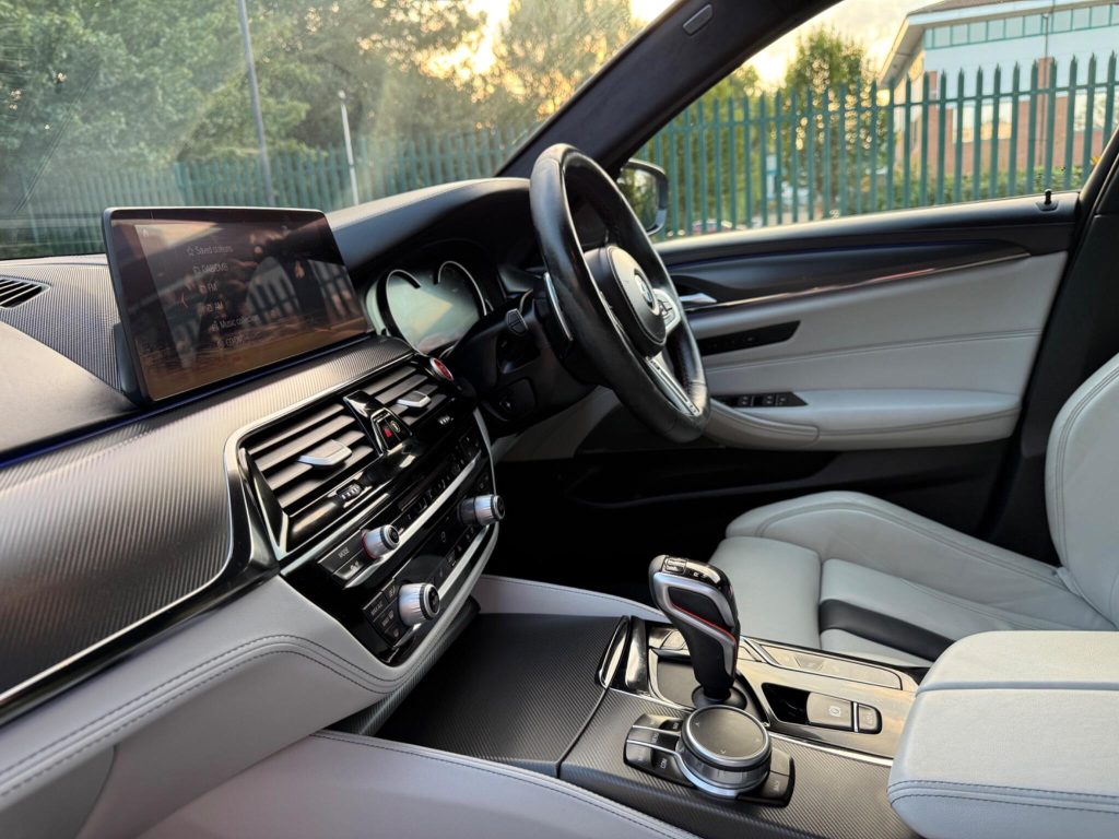BMW M5 4.4i V8 Competition Steptronic xDrive Euro 6 (s/s) 4dr — photo 67 of 93