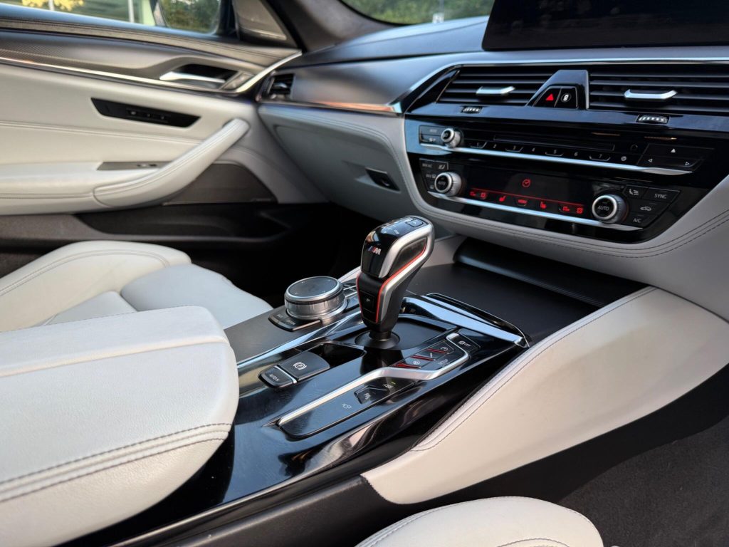 BMW M5 4.4i V8 Competition Steptronic xDrive Euro 6 (s/s) 4dr — photo 75 of 93
