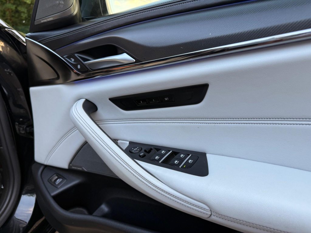 BMW M5 4.4i V8 Competition Steptronic xDrive Euro 6 (s/s) 4dr — photo 77 of 93