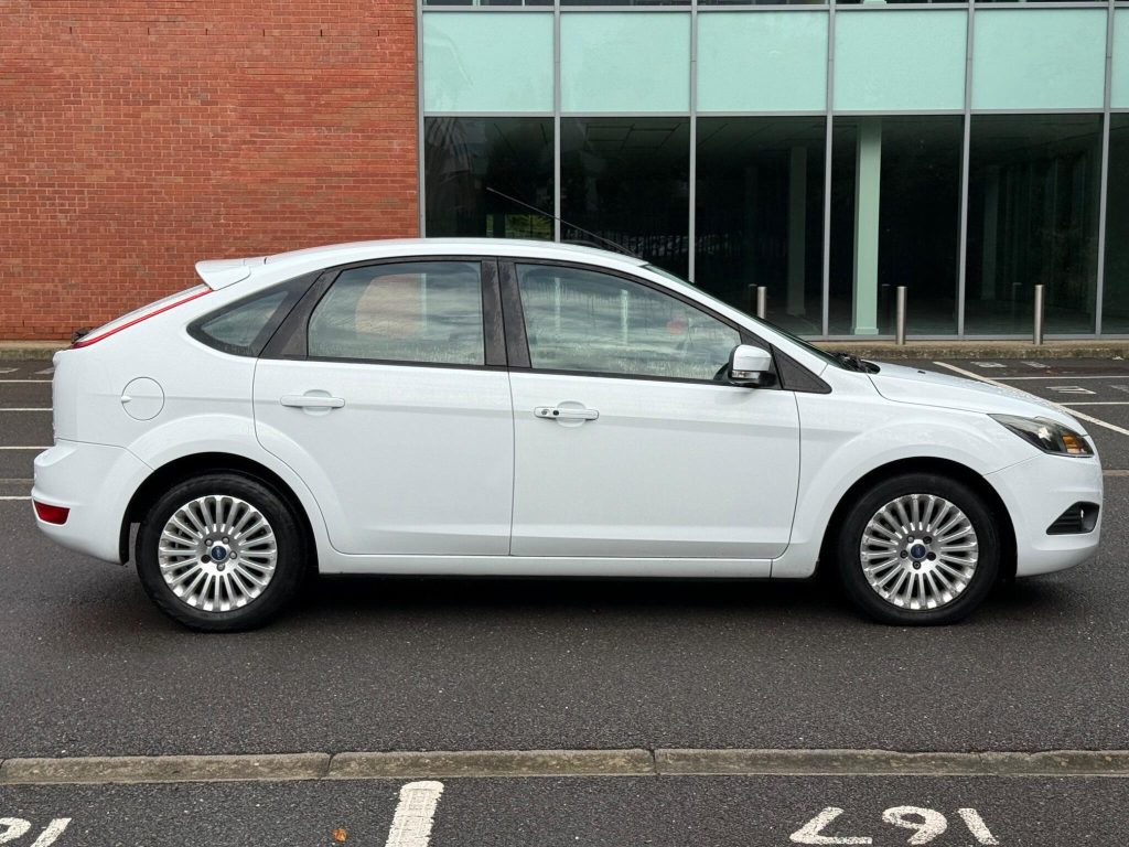 Ford Focus 2.0 Titanium 5dr — photo 9 of 55