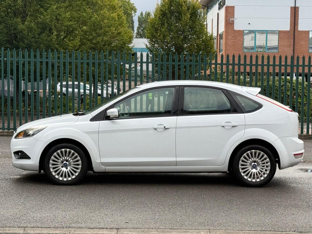 Ford Focus 2.0 Titanium 5dr — photo 16 of 55